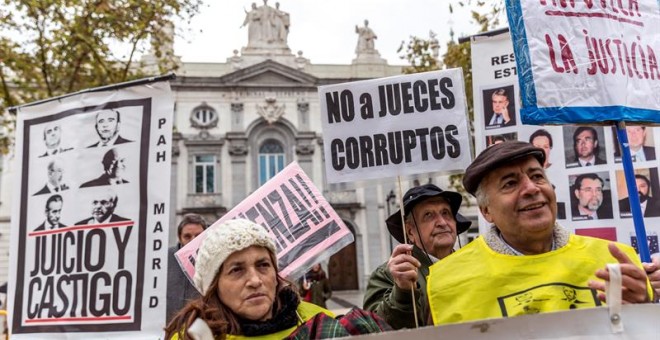 6/10/2018.- Grupos de personas se concentraron hoy ante la sede del Tribunal Supremo que hoy resuelve sobre la sentencia que atribuía a la banca el pago del impuesto de las hipotecas . EFE/Rodrigo Jiménez