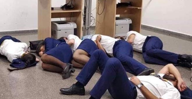 La foto que se hizo viral con la que seis empleados de Ryanair quisieron denunciar las malas condiciones laborales en la compañía aérea.(Twitter)