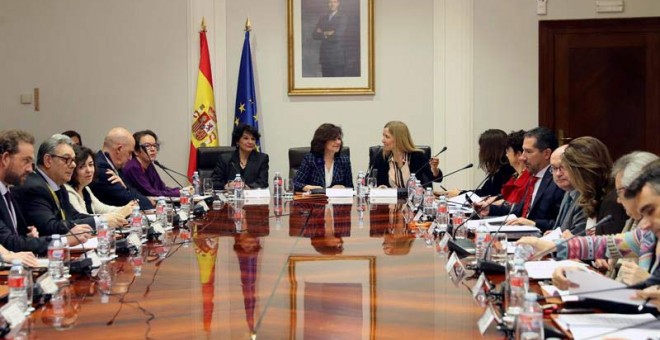 Vista general de la reunión de la Comisión Interministerial de Igualdad celebrada en el complejo de La Moncloa. (EFE)