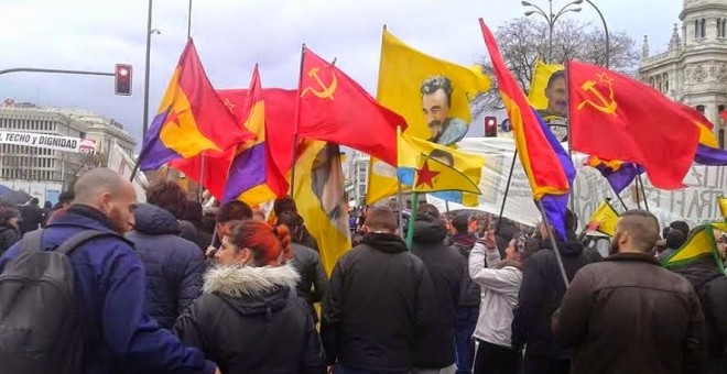 Comunistas se manifiestan con pancartas de Apo Ochalan y banderas de las YPG