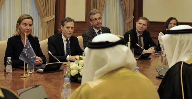 La responsable de la política exterior de Bruselas, Federica Mogherini, mira al ministro de Relaciones Exteriores de Arabia Saudí, Adel al-Jubeir, durante una reunión en 2016. / AFP - STRINGER