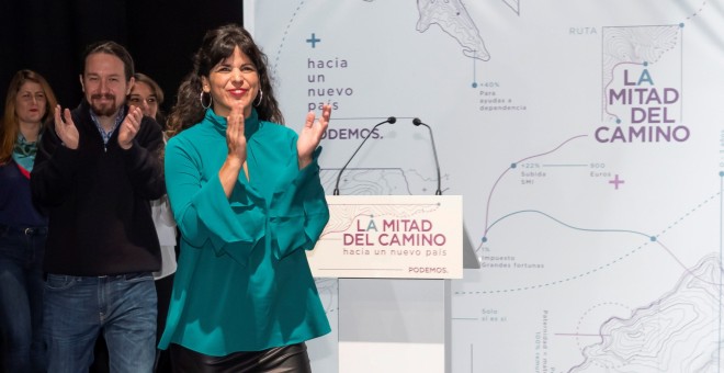 La candidata de Adelante Andalucía a la Presidencia de la Junta, Teresa Rodríguez, participa junto al secretario general de Podemos, Pablo Iglesias (i), en el acto ‘La mitad del camino hacia un nuevo país’. EFE/Raúl Caro