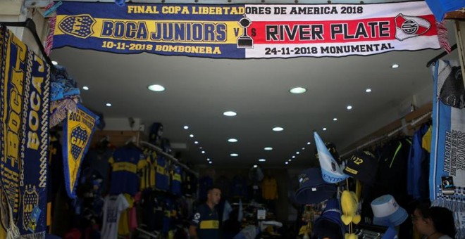 Vista general de una tienda deportiva que promociona en sus artículos la final de la Copa Libertadores 2018, en el barrio de La Boca, en Buenos Aires (Argentina) hoy, viernes 9 de noviembre de 2018. La 'final del Siglo', el Superclásico más histórico entr