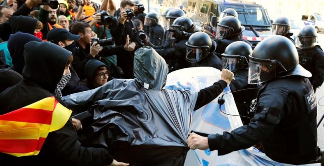 Los Mossos d'Esquadra han cargado en Barcelona contra manifestantes de los Comités de Defensa de la República (CDR) cuando intentaban romper el cordón de antidisturbios que les impedía alcanzar el Arc de Triomf, donde está previsto que concluya la marcha