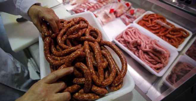 El estudio refleja que un impuesto a la carne roja y procesada salvaría 220.000 vidas. / REUTERS