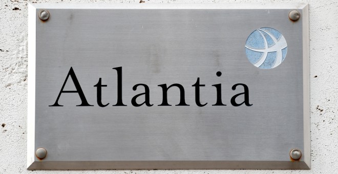 El logo del grupo Atlantia en el exterior de su sede en Roma. REUTERS/Alessandro Bianchi