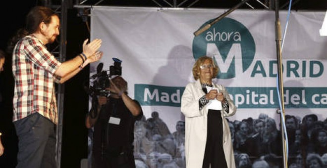 Pablo Iglesias celebra la victoria de Manuela Carmena, candidata de Ahora Madrid, en la noche electoral del 24-M. EFE