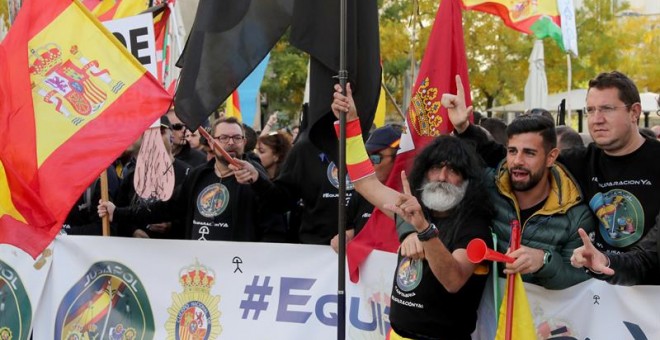 Centenares de policías y guardias civiles esperando a las puertas del Congreso el inicio de la tramitación de una ley para hacer efectiva la equiparación salarial. | Zipi / EFE