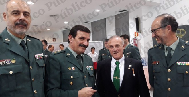 Manuel Murillo, en dependencias de la Guardia Civil de Barcelona a principios de este año tras ser condecorado y en compañía de tres tenientes coroneles del instituto armado. /PÚBLICO