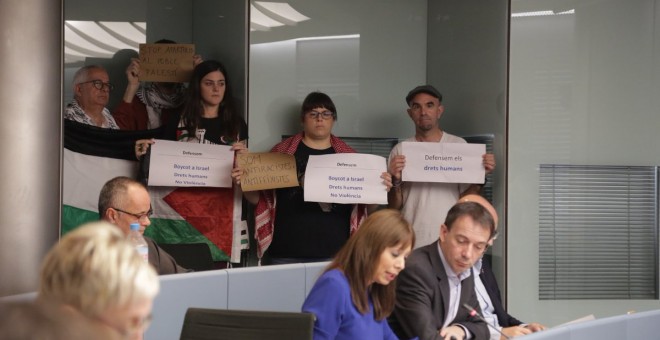 Protesta del BDS durant la Comissió de Presidència a l'Ajuntament de Barcelona, on Ciutadans ha presentat una proposició contrària als boicots contra la selecció d'Israel de Waterpolo. @BDSCatalunya