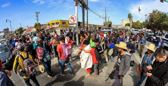 Integrantes de la caravana de centroamericanos llegan hoy a Tijuana, en el estado de Baja California (México)