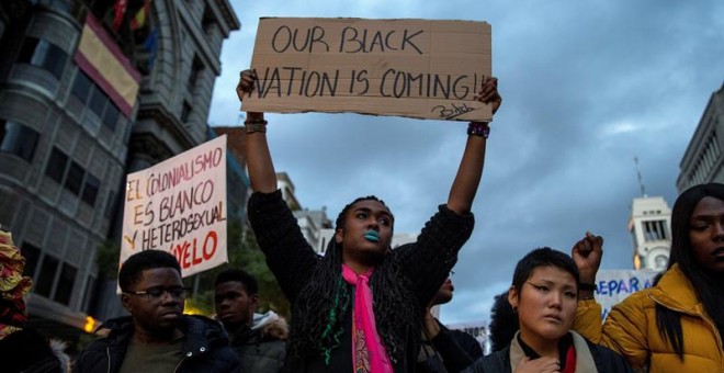 Un momento de la manifestación convocada por SOS Racismo y otras organizaciones que bajo el lema 'Contra el racismo institucional' han realizado el recorrido que va desde la plaza de Cibeles a la Puerta del Sol de Madrid. EFE / Rodrigo Jiménez.