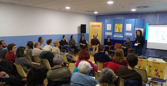 Reunión entre Javier Segura, coordinador del plan general, Mónica Díaz, coordinadora del plan sobre prevención de la soledad, y el equipo de profesionales del barrio de Almenara con la cooperativa que gestiona el proyecto.