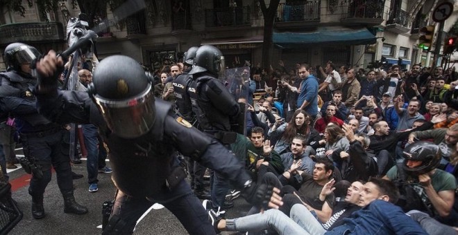 Cargas policiales en el día del referéndum. EFE/Archivo