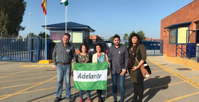 Los candidatos y candidatas de Adelante Andalucía Nacho Molina, Mari García, Maribel Mora, Ismael Sánchez y Sandra Heredia, en la puerta del penal de Sevilla I.