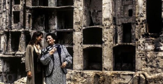 Montserrat Caballé y su hija en las ruinas del Liceu de Barcelona tras el incendio que arrasó el teatro en 1994. Foto: Victoria Iglesias.