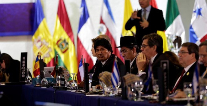 El presidente de Bolivia, Evo Morales, participa en la sesión plenaria de jefes de estado en la XXVI Cumbre Iberoamericana, hoy, en Antigua, Guatemala. EFE/Rodrigo Sura