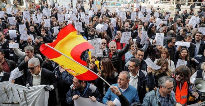 Trabajadores de instituciones penitenciarias, convocados por los sindicatos Acaip, CCOO, CSIF, UGT y CIG, se han concentrado esta mañana ante la Delegación del Gobierno de la Comunitad Valenciana para instar al Gobierno al desbloqueo del conflicto labora