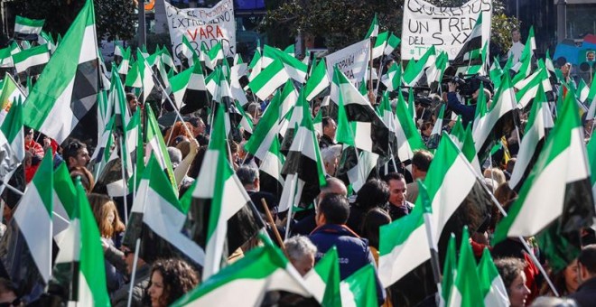 Cientos de personas se han concentrado hoy en Madrid para exigir un 'tren digno y del siglo XXI' que conecte a la capital con Extremadura porque es el 'puente' con Portugal, por lo que 'conecta Madrid con Europa'. La manifestación, convocada por el Partid