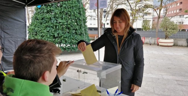 Una mujer votando en Donostia durante la consulta popular.