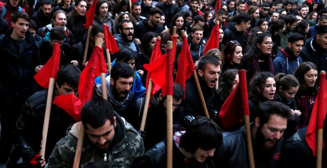 Miles de personas marchan en Atenas para conmemorar las protestas estudiantiles contra la dictadura de 1973. REUTERS/Costas Baltas