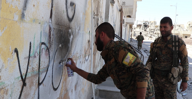 Milicianos del YPG, en Raqqa. Foto por Ferran Barber