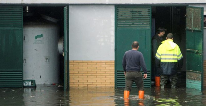 Las fuertes precipitaciones provocaron inundaciones en Isla Cristina (Huelva). / EFE
