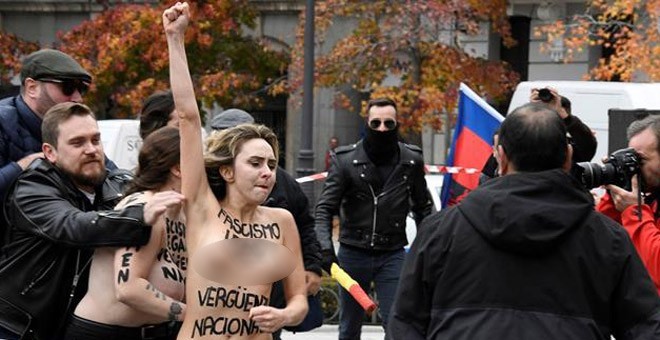 Activistas de Femen irrumpen en una concentración fascista durante el 20-N en Madrid. / VÍCTOR LERENA (EFE)
