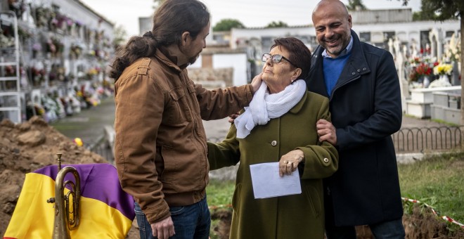El secretario general de Podemos, Pablo Iglesias, y el líder de la formación morada en Castilla-La Mancha, José García Molina, con la hija de Enrique Horcajuelo en el cementerio de Talavera de la Reina. DANI GAGO