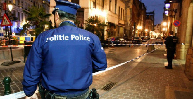 Un policía monta guardia frente a una comisaría en Bruselas / EFE
