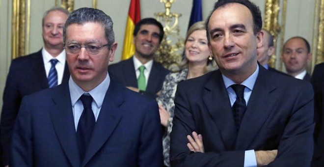 El magistrado Manuel Marchena (derecha) con el exministro de Justicia del PP Alberto Ruiz-Gallardón, quien le encargó la reforma de la Ley de Enjuiciamiento Criminal.