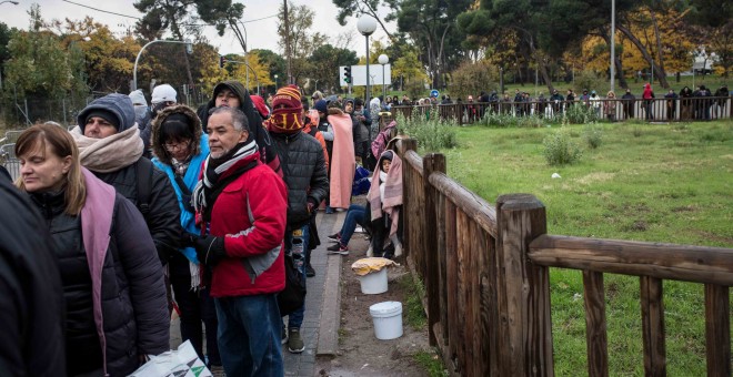 Más de cien solicitantes de asilo hacen cola en la comisaría de Aluche (Madrid) para obtener una fecha para iniciar su procedimiento.- JAIRO VARGAS