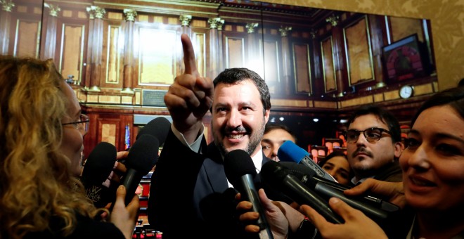 El vicepresidente italiano y ministro de Interior, Matteo Salvini, rodeado de periodistas en el Senado. REUTERS/Remo Casilli