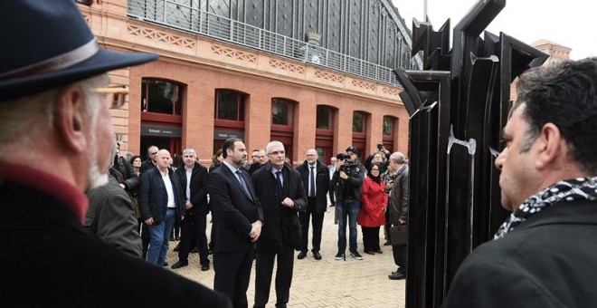 El ministro de Fomento, José Luis Ábalos,c-d., acompañado por el presidente de Renfe, Isaías Táboas, durante el acto celebrado hoy en la estación de Atocha o en memoria de los ferroviarios afectados por los procesos de depuración del Franquismo. EFE/Ferna