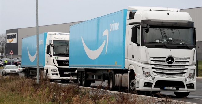 Camiones de la multinacional estadounidense del comercio electrónico Amazon salen de un centro de distribución de Werne, en Alemania, hoy, 22 de noviembre de 2018. El comercio afrontará mañana la jornada central de la campaña de descuentos del 'Black Frid