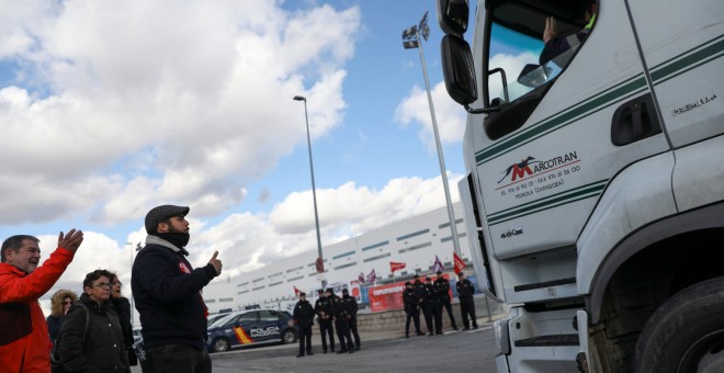 Trabajadores de Amazon durante un piquete en el almacén logístico de la multinacional en Madrid.- REUTERS/SUSANA VERA