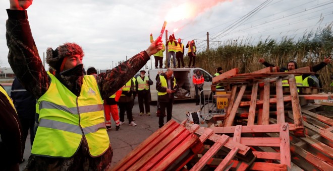 -Manifestatntes vestidos con chalecos amarillos bloquean el acceso a la refinería de Frontignan, al sur de Francia./EFE