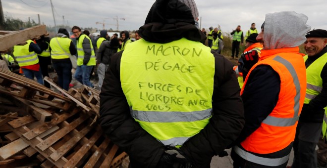 Manifestantes vestidos con chalecos amarillos bloquean el acceso a la refinería de Frontignan, al sur de Francia./ EFE