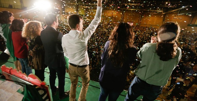 Los líderes de Podemos y Adelante Andalucía, en el escenario, esta mañana en Sevilla. José Camó.