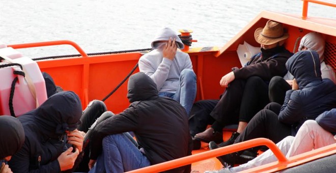 Un grupo de migrantes, a bordo de la embarcación de Salvamento Marítimo tras ser rescatadas de una patera en aguas próximas a Melilla.- EFE