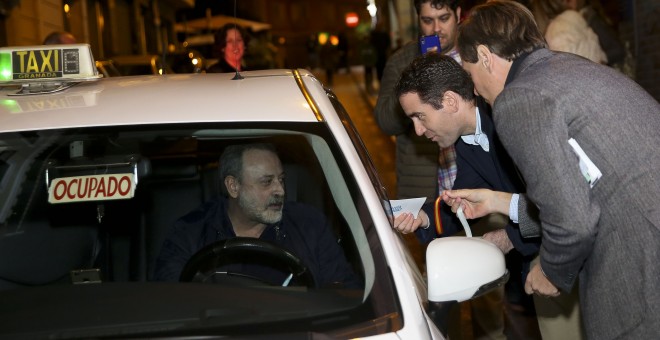 El secretario general del PP y el alcalde de Boadilla del Monte con un taxista en Granada. TAREK/PP