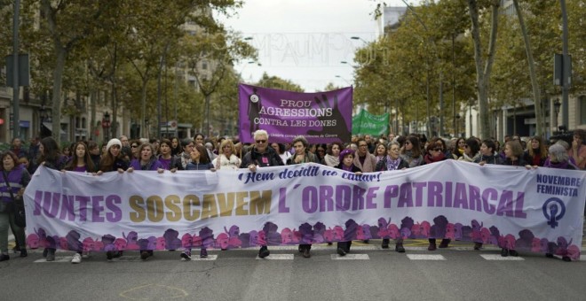 Capçalera de la manifestació contra la violència masclista a Barcelona aquest 25-N. Joel Kashila