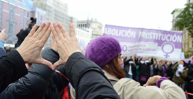 Una mujer realiza el símbolo feminista en mitad de la manifestación en Madrid - Arancha Ríos