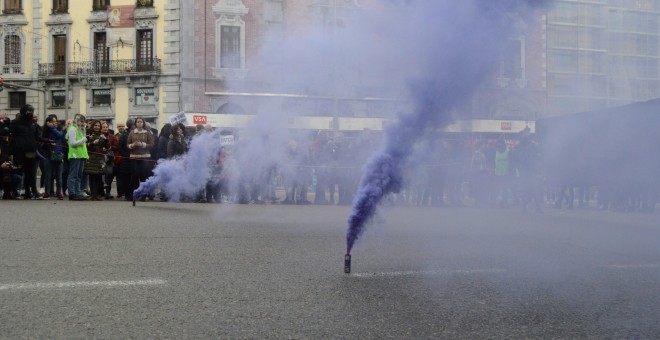 Una mujer sostiene una bengala en el momento que la manifestación llegaba a Gran Vía - Arancha Ríos