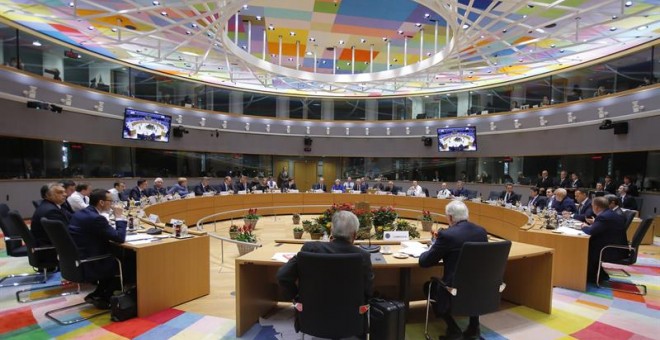 La primera ministra británica, Theresa May, a su llegada a una rueda de prensa tras la cumbre de los Veintisiete celebrada en Bruselas (Bélgica) hoy, 25 de noviembre de 2018. Los veintisiete países que permanecerán en la Unión Europea (UE) tras el 'brexi