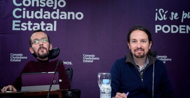 El secretario general de Podemos, Pablo Iglesias (d), junto al secretario de Organización, Pablo Echenique (i), durante la reunión de urgencia del Consejo Ciudadano Estatal del partido, el máximo órgano de dirección ante asambleas, celebrada hoy para anal