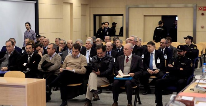 El expresidente de Bankia Rodrigo Rato (d, primera fila) junto al resto de acusados, durante la primera sesión del juicio por la salida a Bolsa de la entidad en 2011. - EFE