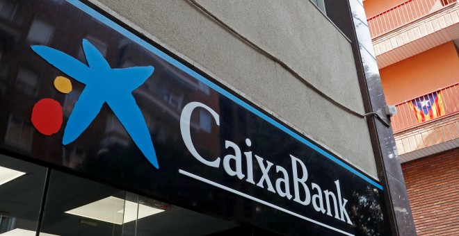 El logo de Caixabank en una sucursal de la entidad financiera en Barcelona. REUTERS/Yves Herman