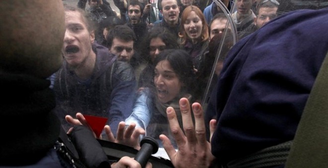 Manifestantes griegos se enfrentan a la Policía durante una subasta pública, en 2017. / REUTERS - ALEXANDROS AVRAMIDIS