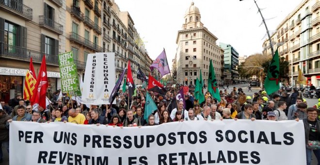 Milers de persones s'han mobilitzat aquest dijous a Barcelona contra les retallades. EFE / ALEJANDRO GARCÍA.